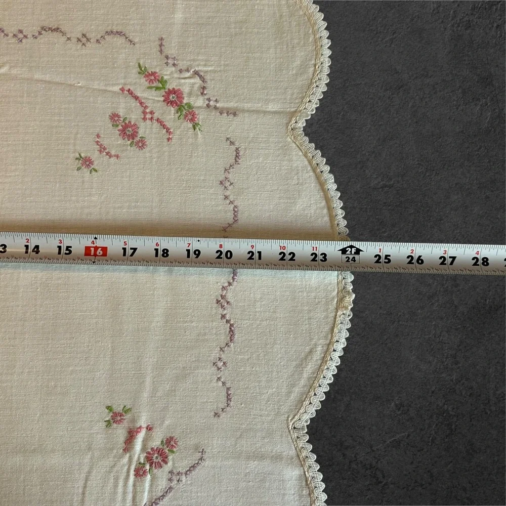 Vintage Hand‎ Embroidered Floral Doily Centerpiece Scalloped Lace 24x24